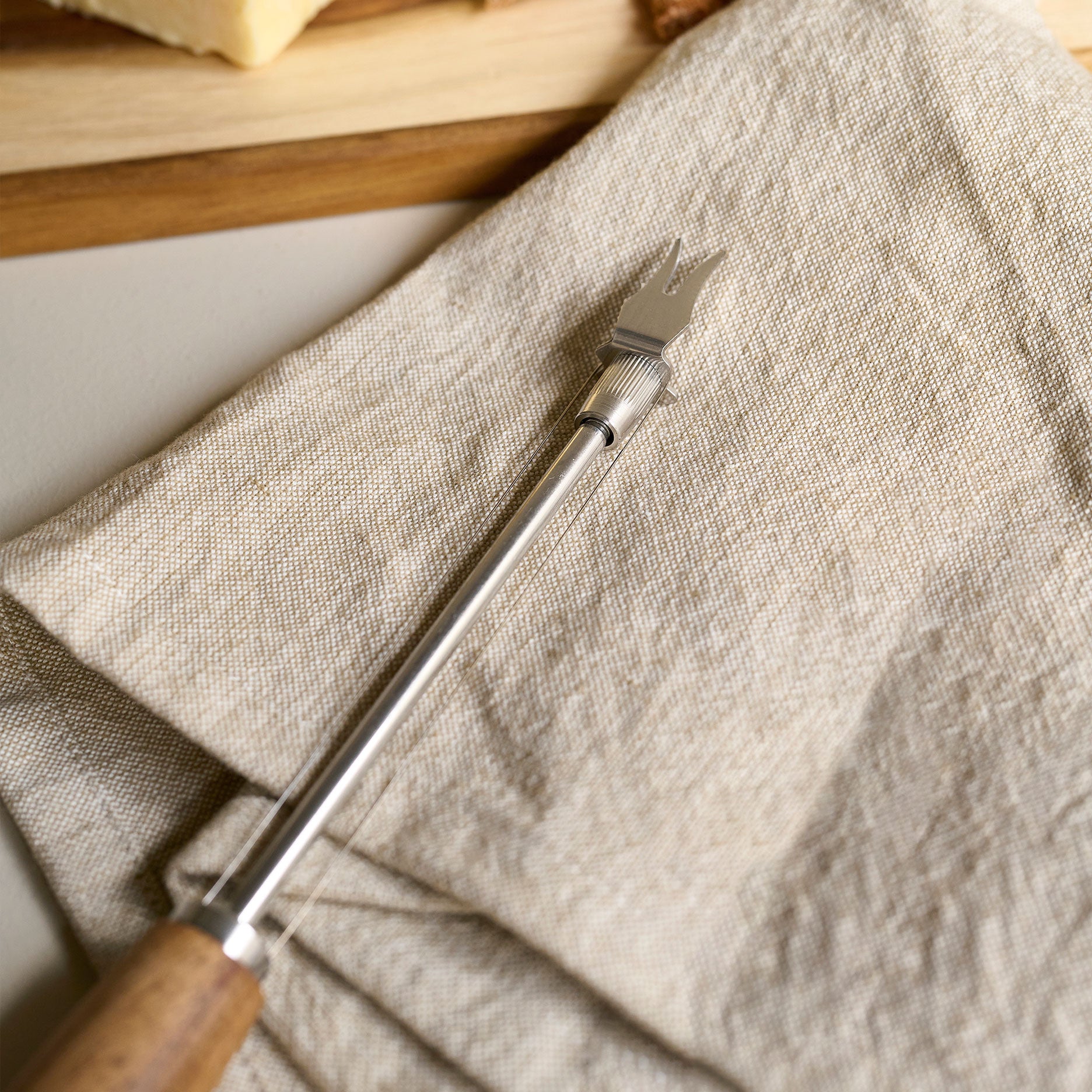 Auri Käsehobel aus Akazienholz